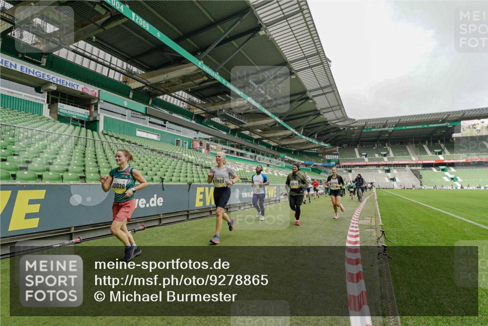 05.10.2025 - 20. swb-Marathon Bremen Michael Burmester http://msf.ph/oto/9278865 05.10.2025 10:31:40 Laufen im Stadion 7193, 7251, 8888, 9004, 9172, 9196, 9226, 9252, 9256, 9263, 9267, 9277, 9287, 9337, 9415, 9416, 9425, 9431, 9449, 9457, 9506, 9581, 9584, 9715, 9742, 9791, 9807, 9852, 9871, 9903, 9934, 10014, 10016, 10019, 10020, 10029, 10057, 10163, 10199, 10206, 10222, 10226, 10240, 10279, 10296, 10310, 10317, 10321, 10327, 10335, 10356, 10369, 10438, 10449, 10468, 10514, 10537, 10543, 10609, 10616, 10636, 10638, 10655, 10662, 10668, 10669, 10698, 10719, 10743, 10785, 9214, 9230 meine-sportfotos.de