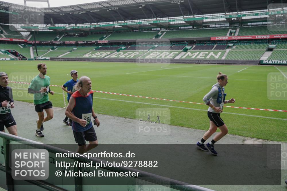 05.10.2025 - 20. swb-Marathon Bremen Michael Burmester http://msf.ph/oto/9278882 05.10.2025 12:59:57 Laufen im Stadion 27, 47, 99, 226, 271, 491, 627, 807, 860, 954, 978, 1043, 1525, 1548, 1598, 1606, 1711, 1806, 2518, 2609, 2782, 2866, 2915, 2945, 3040, 3086, 3087, 3104, 3169, 3177, 3230, 3549, 3592, 3747, 3783, 3888, 4046, 4181, 4220, 4380, 4395, 4536, 4592, 4824, 4879, 5493, 5510, 5627, 6126, 6208, 6389, 6439, 6536, 6636, 6674, 6762, 6881, 7201, 7295, 7307, 7398, 7421, 7467, 7511, 7537, 7598, 7679, 7906, 7929, 8097, 8258, 8372, 8485, 8699, 8981, 9072, 219, 667, 1516, 1843 meine-sportfotos.de