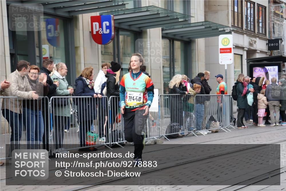 05.10.2025 - 20. swb-Marathon Bremen Strokosch-Dieckow http://msf.ph/oto/9278883 05.10.2025 11:15:20 Ziel 8844, 9567, 10976, 11112, 11113, 11440, 8844, 9567, 10976, 11112, 11113, 11440 meine-sportfotos.de