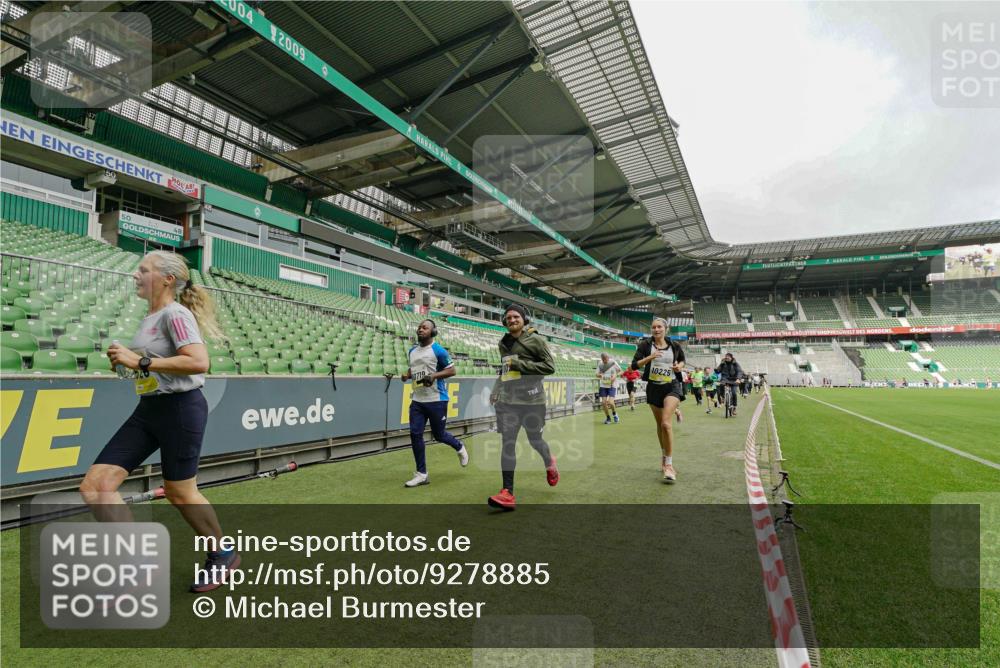 05.10.2025 - 20. swb-Marathon Bremen Michael Burmester http://msf.ph/oto/9278885 05.10.2025 10:31:41 Laufen im Stadion 7193, 7251, 8888, 9004, 9172, 9196, 9226, 9252, 9256, 9263, 9267, 9277, 9287, 9337, 9415, 9416, 9425, 9431, 9449, 9457, 9506, 9581, 9584, 9715, 9742, 9791, 9807, 9852, 9871, 9903, 9934, 10014, 10016, 10019, 10020, 10029, 10057, 10163, 10199, 10206, 10222, 10226, 10240, 10279, 10296, 10310, 10317, 10321, 10327, 10335, 10356, 10369, 10438, 10449, 10468, 10514, 10537, 10543, 10609, 10616, 10636, 10638, 10655, 10662, 10668, 10669, 10698, 10719, 10743, 10785, 9214 meine-sportfotos.de