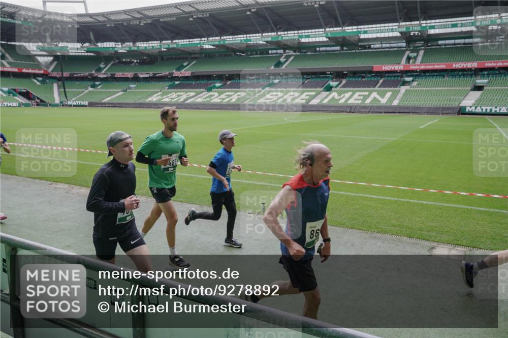 05.10.2025 - 20. swb-Marathon Bremen Michael Burmester http://msf.ph/oto/9278892 05.10.2025 12:59:57 Laufen im Stadion 27, 47, 99, 226, 271, 491, 627, 807, 860, 954, 978, 1043, 1525, 1548, 1598, 1606, 1711, 1806, 2518, 2609, 2782, 2866, 2915, 2945, 3040, 3086, 3087, 3104, 3169, 3177, 3230, 3549, 3592, 3747, 3783, 3888, 4046, 4181, 4220, 4380, 4395, 4536, 4592, 4824, 4879, 5493, 5510, 5627, 6126, 6208, 6389, 6439, 6536, 6636, 6674, 6762, 6881, 7201, 7295, 7307, 7398, 7421, 7467, 7511, 7537, 7598, 7679, 7906, 7929, 8097, 8258, 8372, 8485, 8699, 8981, 9072, 219, 667, 1516, 1843 meine-sportfotos.de