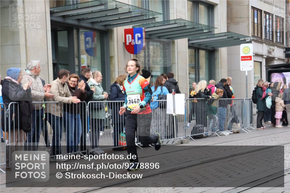 05.10.2025 - 20. swb-Marathon Bremen Strokosch-Dieckow http://msf.ph/oto/9278896 05.10.2025 11:15:20 Ziel 8844, 9567, 10976, 11112, 11113, 11440, 8844, 9567, 10976, 11112, 11113, 11440 meine-sportfotos.de