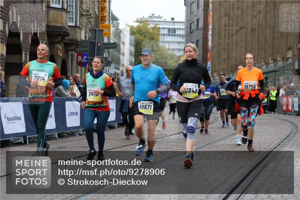05.10.2025 - 20. swb-Marathon Bremen Strokosch-Dieckow http://msf.ph/oto/9278906 05.10.2025 11:13:51 Ziel 7014, 7410, 9631, 9667, 9946, 10000, 10671, 10756, 10842, 11541, 11652, 11653 meine-sportfotos.de