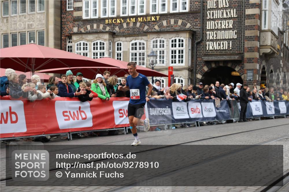 05.10.2025 - 20. swb-Marathon Bremen Yannick Fuchs http://msf.ph/oto/9278910 05.10.2025 12:42:27 Ziel 456, 1024, 1363, 1921 meine-sportfotos.de