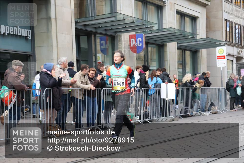 05.10.2025 - 20. swb-Marathon Bremen Strokosch-Dieckow http://msf.ph/oto/9278915 05.10.2025 11:15:21 Ziel 8844, 9567, 11112, 11113, 11440, 8844, 9567, 11112, 11113, 11440 meine-sportfotos.de