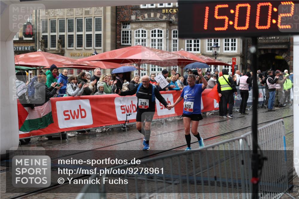 05.10.2025 - 20. swb-Marathon Bremen Yannick Fuchs http://msf.ph/oto/9278961 05.10.2025 15:00:26 Ziel 629, 630 meine-sportfotos.de