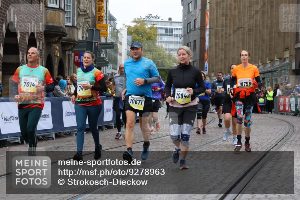 05.10.2025 - 20. swb-Marathon Bremen Strokosch-Dieckow http://msf.ph/oto/9278963 05.10.2025 11:13:51 Ziel 7014, 7410, 9631, 9667, 9946, 10000, 10671, 10756, 10842, 11541, 11652, 11653 meine-sportfotos.de