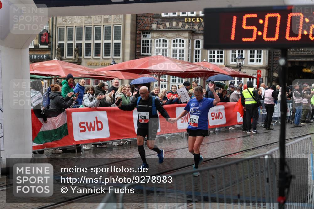 05.10.2025 - 20. swb-Marathon Bremen Yannick Fuchs http://msf.ph/oto/9278983 05.10.2025 15:00:27 Ziel 629, 630 meine-sportfotos.de