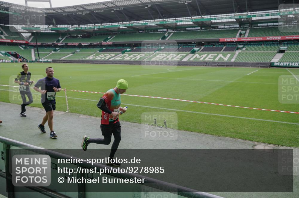 05.10.2025 - 20. swb-Marathon Bremen Michael Burmester http://msf.ph/oto/9278985 05.10.2025 13:00:09 Laufen im Stadion 47, 99, 226, 271, 283, 491, 498, 575, 627, 694, 860, 954, 978, 1116, 1471, 1525, 1548, 1606, 1806, 2007, 2504, 2518, 2609, 2745, 2782, 2866, 2915, 3040, 3086, 3087, 3104, 3160, 3169, 3177, 3230, 3237, 3293, 3549, 3592, 3605, 3783, 4034, 4035, 4046, 4181, 4202, 4220, 4380, 4536, 4592, 4661, 4824, 4879, 5493, 5627, 6126, 6208, 6389, 6439, 6536, 6636, 6674, 6704, 6762, 6881, 7295, 7307, 7398, 7421, 7537, 7598, 7679, 8258, 8372, 8699, 8981, 9072, 27, 807, 1043, 1516, 1598 meine-sportfotos.de