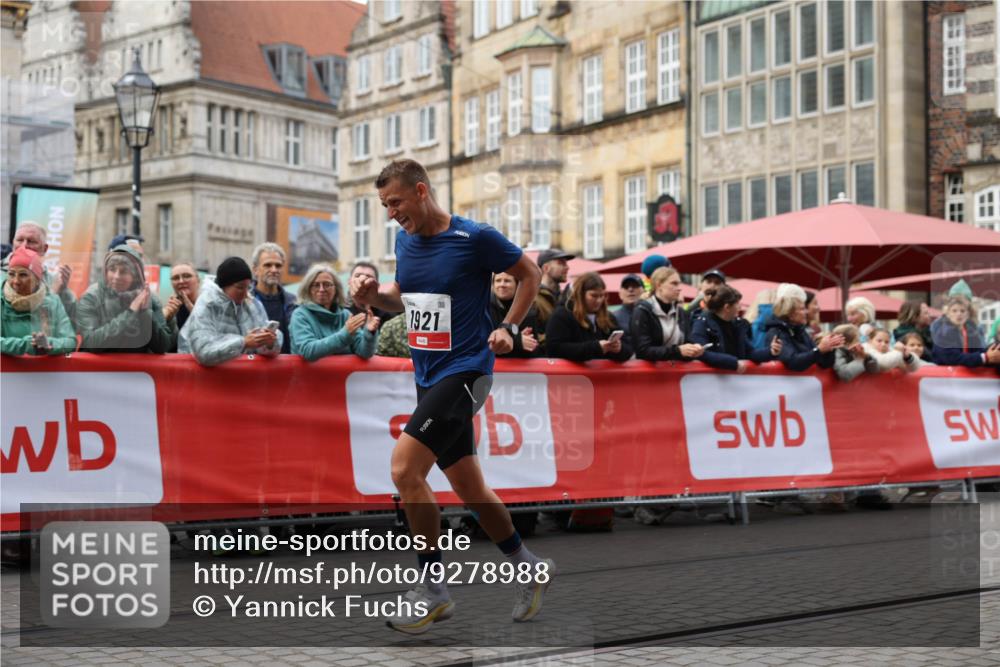 05.10.2025 - 20. swb-Marathon Bremen Yannick Fuchs http://msf.ph/oto/9278988 05.10.2025 12:42:28 Ziel 456, 1024, 1363, 1921 meine-sportfotos.de