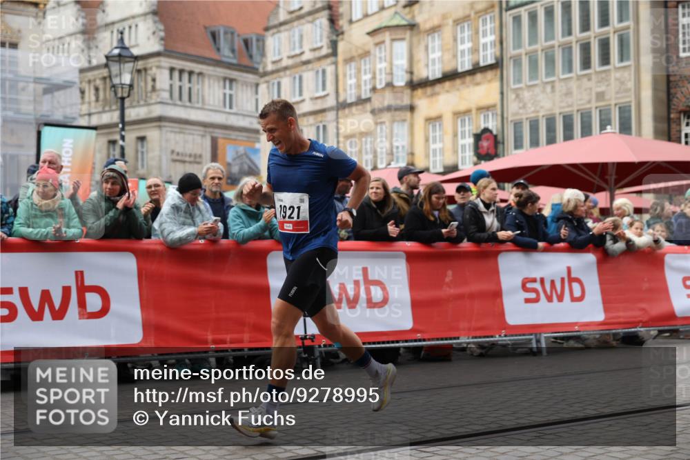 05.10.2025 - 20. swb-Marathon Bremen Yannick Fuchs http://msf.ph/oto/9278995 05.10.2025 12:42:29 Ziel 456, 1024, 1363, 1921 meine-sportfotos.de