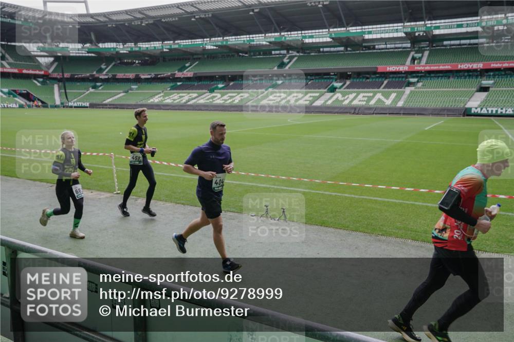 05.10.2025 - 20. swb-Marathon Bremen Michael Burmester http://msf.ph/oto/9278999 05.10.2025 13:00:10 Laufen im Stadion 47, 99, 226, 271, 283, 491, 498, 575, 627, 694, 860, 954, 978, 1116, 1471, 1525, 1548, 1606, 1806, 2007, 2504, 2518, 2609, 2745, 2782, 2866, 2915, 3040, 3086, 3087, 3104, 3160, 3169, 3177, 3230, 3237, 3293, 3549, 3592, 3605, 3783, 4034, 4035, 4046, 4181, 4202, 4220, 4380, 4536, 4592, 4661, 4824, 4879, 5493, 5627, 6126, 6208, 6389, 6439, 6536, 6636, 6674, 6704, 6762, 6881, 7295, 7307, 7398, 7421, 7537, 7598, 7679, 8258, 8372, 8699, 8981, 9072, 27, 807, 1043, 1516, 1598 meine-sportfotos.de