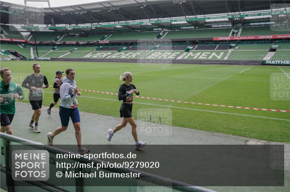 05.10.2025 - 20. swb-Marathon Bremen Michael Burmester http://msf.ph/oto/9279020 05.10.2025 13:00:14 Laufen im Stadion 47, 271, 283, 491, 498, 575, 627, 694, 860, 954, 978, 1017, 1116, 1471, 1525, 1548, 1606, 1806, 2007, 2504, 2518, 2609, 2745, 2782, 2866, 2915, 3040, 3104, 3160, 3169, 3177, 3230, 3237, 3293, 3549, 3592, 3605, 3783, 4034, 4035, 4046, 4181, 4202, 4220, 4502, 4536, 4592, 4661, 4824, 4879, 5493, 5610, 5627, 6027, 6126, 6208, 6389, 6439, 6536, 6636, 6674, 6704, 6762, 6881, 7295, 7307, 7421, 7537, 7598, 7679, 8258, 8372, 8699, 8981, 27, 807, 1043, 1516, 1598 meine-sportfotos.de