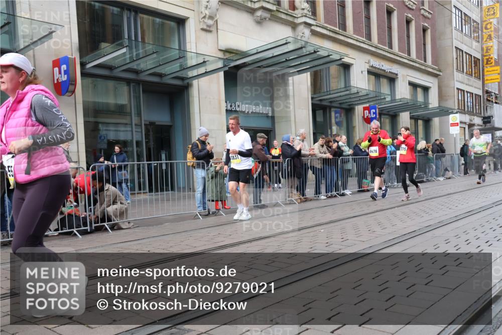 05.10.2025 - 20. swb-Marathon Bremen Strokosch-Dieckow http://msf.ph/oto/9279021 05.10.2025 11:15:30 Ziel 8476, 9567, 10355, 10831, 10846, 11375, 11440, 8476, 9567, 10355, 10831, 10846, 11375, 11440 meine-sportfotos.de
