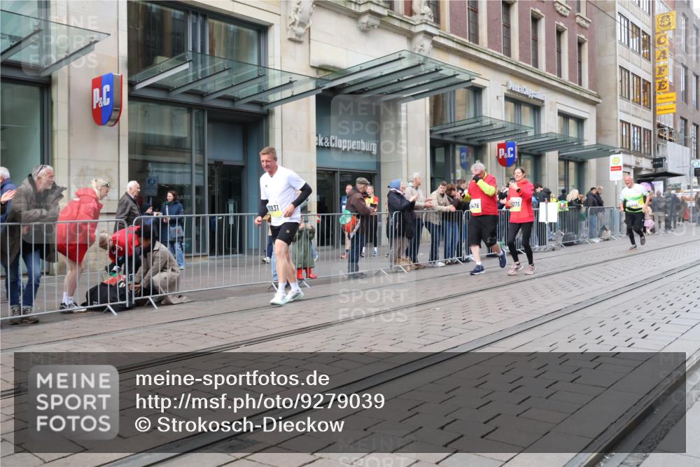 05.10.2025 - 20. swb-Marathon Bremen Strokosch-Dieckow http://msf.ph/oto/9279039 05.10.2025 11:15:30 Ziel 8476, 9567, 10355, 10831, 10846, 11375, 11440, 8476, 9567, 10355, 10831, 10846, 11375, 11440 meine-sportfotos.de