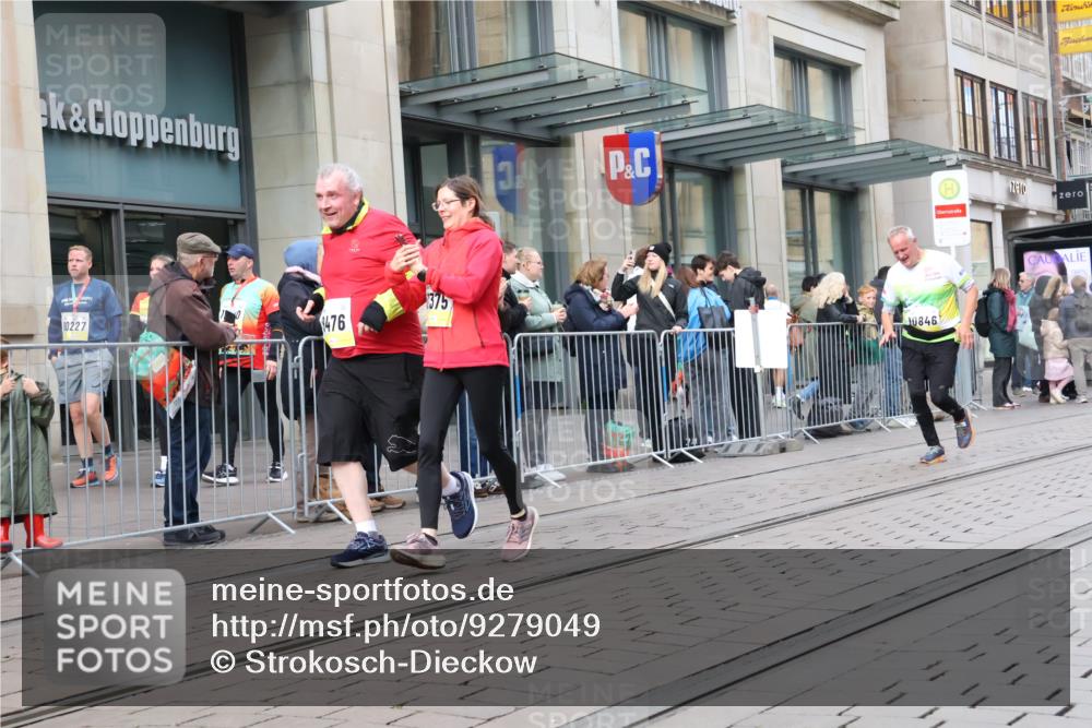 05.10.2025 - 20. swb-Marathon Bremen Strokosch-Dieckow http://msf.ph/oto/9279049 05.10.2025 11:15:31 Ziel 8476, 9567, 10355, 10831, 10846, 11375, 11440, 8476, 9567, 10355, 10831, 10846, 11375, 11440 meine-sportfotos.de