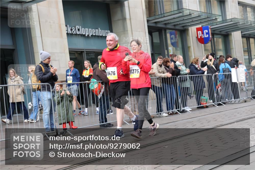 05.10.2025 - 20. swb-Marathon Bremen Strokosch-Dieckow http://msf.ph/oto/9279062 05.10.2025 11:15:31 Ziel 8476, 9567, 10355, 10831, 10846, 11375, 11440, 8476, 9567, 10355, 10831, 10846, 11375, 11440 meine-sportfotos.de