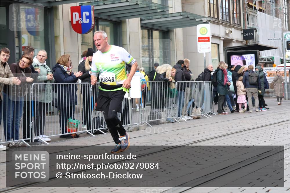 05.10.2025 - 20. swb-Marathon Bremen Strokosch-Dieckow http://msf.ph/oto/9279084 05.10.2025 11:15:33 Ziel 8476, 10355, 10831, 10846, 11375, 11440, 8476, 10355, 10831, 10846, 11375, 11440 meine-sportfotos.de