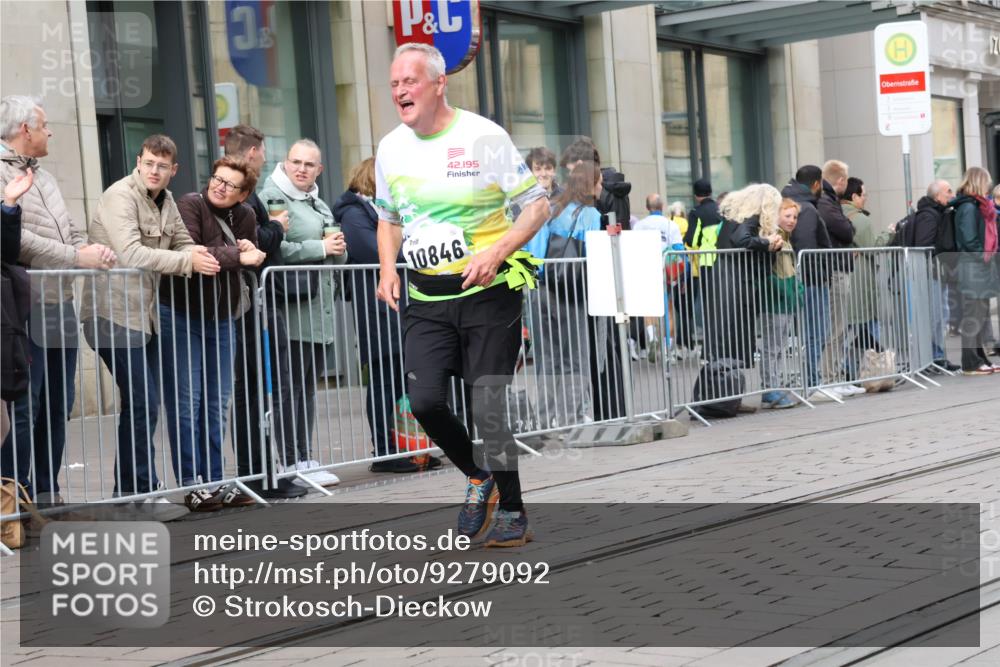 05.10.2025 - 20. swb-Marathon Bremen Strokosch-Dieckow http://msf.ph/oto/9279092 05.10.2025 11:15:33 Ziel 8476, 10355, 10831, 10846, 11375, 11440, 8476, 10355, 10831, 10846, 11375, 11440 meine-sportfotos.de