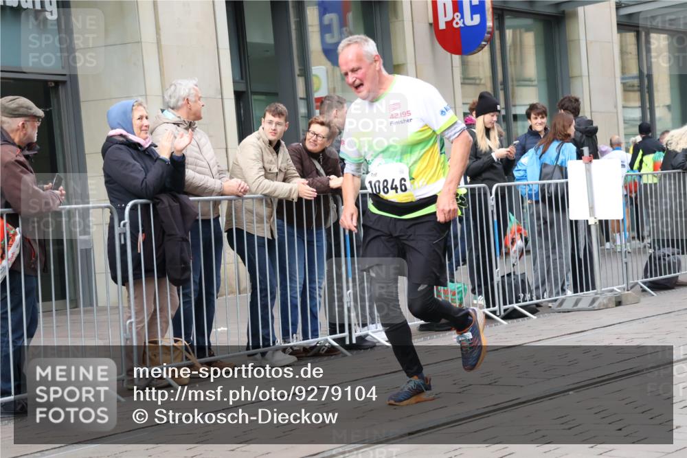 05.10.2025 - 20. swb-Marathon Bremen Strokosch-Dieckow http://msf.ph/oto/9279104 05.10.2025 11:15:33 Ziel 8476, 10355, 10831, 10846, 11375, 11440, 8476, 10355, 10831, 10846, 11375, 11440 meine-sportfotos.de