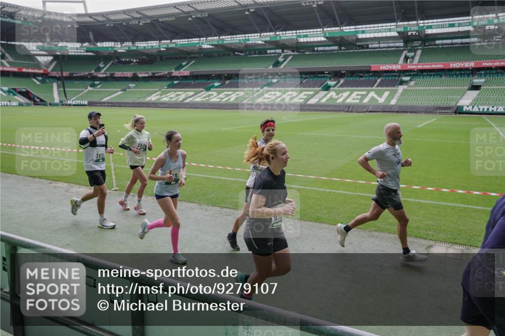 05.10.2025 - 20. swb-Marathon Bremen Michael Burmester http://msf.ph/oto/9279107 05.10.2025 13:00:25 Laufen im Stadion 47, 52, 271, 283, 491, 498, 575, 627, 694, 860, 954, 978, 1017, 1116, 1182, 1471, 1525, 1548, 1606, 1806, 1968, 2007, 2504, 2518, 2609, 2745, 2822, 2866, 2915, 3040, 3104, 3160, 3169, 3177, 3230, 3237, 3293, 3549, 3592, 3605, 3783, 4034, 4035, 4046, 4181, 4202, 4220, 4502, 4592, 4661, 4788, 4824, 4879, 5272, 5610, 5627, 5663, 5836, 5841, 6027, 6057, 6126, 6208, 6389, 6440, 6523, 6536, 6636, 6674, 6704, 6762, 6881, 7295, 7307, 7537, 7598, 7679, 8258, 8699 meine-sportfotos.de
