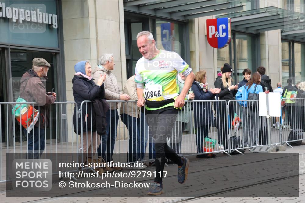 05.10.2025 - 20. swb-Marathon Bremen Strokosch-Dieckow http://msf.ph/oto/9279117 05.10.2025 11:15:34 Ziel 8476, 10355, 10831, 10846, 11375, 11440, 8476, 10355, 10831, 10846, 11375, 11440 meine-sportfotos.de
