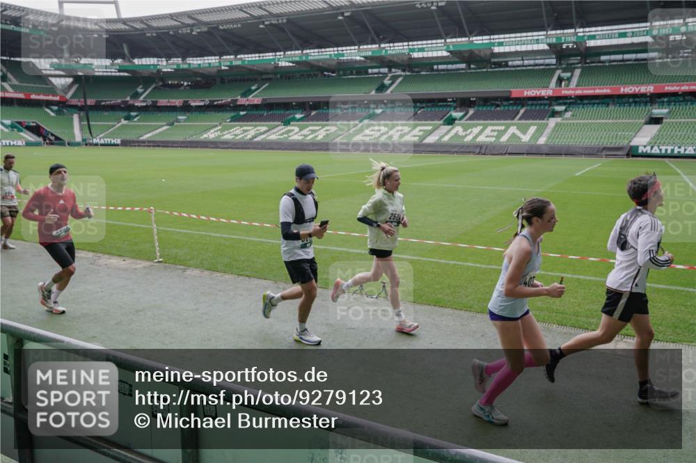 05.10.2025 - 20. swb-Marathon Bremen Michael Burmester http://msf.ph/oto/9279123 05.10.2025 13:00:26 Laufen im Stadion 47, 52, 271, 283, 491, 498, 575, 627, 694, 860, 954, 978, 1017, 1116, 1182, 1471, 1525, 1548, 1606, 1806, 1968, 2007, 2504, 2518, 2609, 2745, 2822, 2866, 2915, 3040, 3104, 3160, 3169, 3177, 3230, 3237, 3293, 3549, 3605, 3783, 4034, 4035, 4046, 4181, 4202, 4220, 4502, 4592, 4661, 4788, 4824, 4879, 5183, 5272, 5610, 5627, 5663, 5836, 5841, 6027, 6057, 6126, 6208, 6389, 6440, 6523, 6536, 6636, 6674, 6704, 6762, 6881, 7295, 7307, 7537, 7598, 7679, 8258, 8699 meine-sportfotos.de