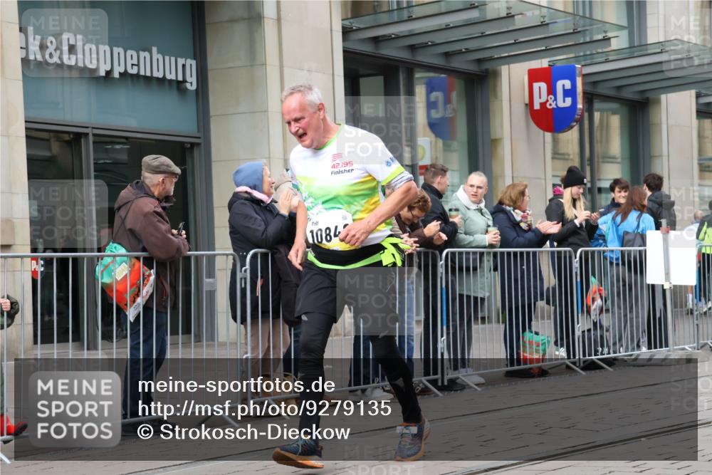 05.10.2025 - 20. swb-Marathon Bremen Strokosch-Dieckow http://msf.ph/oto/9279135 05.10.2025 11:15:34 Ziel 8476, 10355, 10831, 10846, 11375, 11440, 8476, 10355, 10831, 10846, 11375, 11440 meine-sportfotos.de