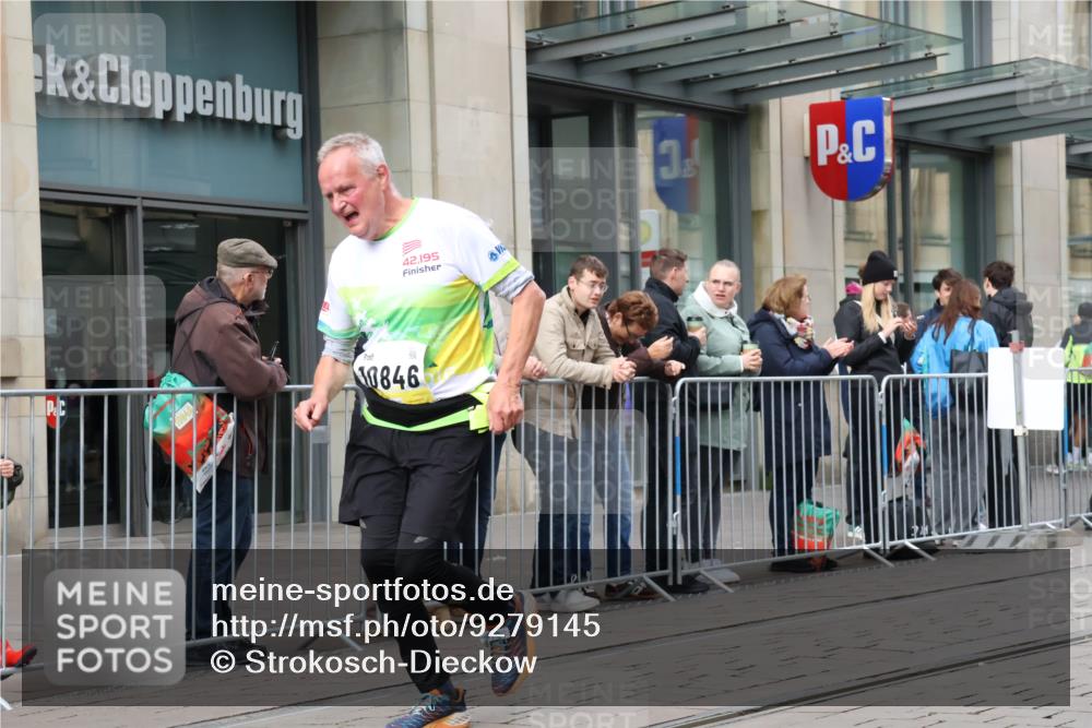 05.10.2025 - 20. swb-Marathon Bremen Strokosch-Dieckow http://msf.ph/oto/9279145 05.10.2025 11:15:34 Ziel 8476, 10355, 10831, 10846, 11375, 11440, 8476, 10355, 10831, 10846, 11375, 11440 meine-sportfotos.de