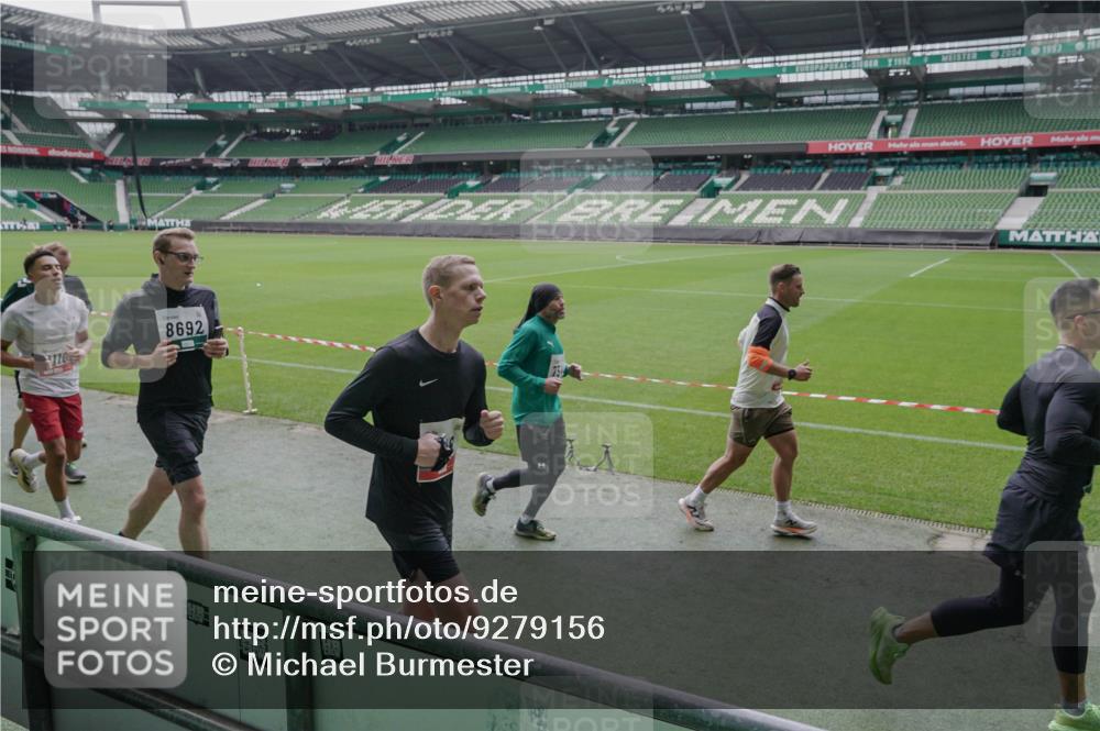 05.10.2025 - 20. swb-Marathon Bremen Michael Burmester http://msf.ph/oto/9279156 05.10.2025 13:00:29 Laufen im Stadion 47, 52, 271, 283, 491, 498, 575, 627, 694, 860, 954, 978, 1017, 1116, 1182, 1423, 1471, 1525, 1548, 1606, 1806, 1968, 2007, 2504, 2518, 2609, 2668, 2745, 2806, 2822, 2915, 3040, 3104, 3160, 3169, 3177, 3230, 3237, 3293, 3549, 3605, 3783, 4034, 4035, 4046, 4181, 4202, 4216, 4220, 4502, 4592, 4661, 4788, 4824, 4879, 5183, 5272, 5329, 5610, 5627, 5663, 5836, 5841, 6027, 6057, 6126, 6208, 6389, 6440, 6523, 6536, 6636, 6674, 6704, 6762, 6881, 7295, 7307, 7537, 7598, 7679, 8258 meine-sportfotos.de