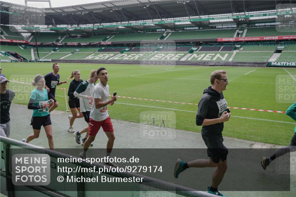 05.10.2025 - 20. swb-Marathon Bremen Michael Burmester http://msf.ph/oto/9279174 05.10.2025 13:00:30 Laufen im Stadion 47, 52, 72, 271, 283, 491, 498, 575, 627, 694, 860, 954, 978, 1017, 1116, 1182, 1423, 1471, 1525, 1548, 1606, 1806, 1968, 2007, 2504, 2518, 2609, 2668, 2745, 2806, 2822, 2915, 3040, 3104, 3160, 3169, 3177, 3230, 3237, 3293, 3549, 3605, 3783, 3979, 4034, 4035, 4046, 4181, 4202, 4216, 4220, 4502, 4592, 4661, 4788, 4824, 4879, 5183, 5272, 5329, 5610, 5627, 5663, 5836, 5841, 6027, 6057, 6126, 6208, 6389, 6440, 6523, 6536, 6636, 6674, 6704, 6762, 6881, 7295, 7307, 7537, 7598, 7679 meine-sportfotos.de