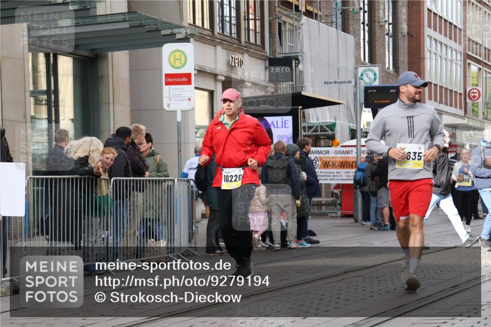 05.10.2025 - 20. swb-Marathon Bremen Strokosch-Dieckow http://msf.ph/oto/9279194 05.10.2025 11:15:38 Ziel 7109, 8476, 9640, 10220, 10355, 10635, 10831, 10846, 11331, 11375, 7109, 8476, 9640, 10220, 10355, 10635, 10831, 10846, 11331, 11375 meine-sportfotos.de