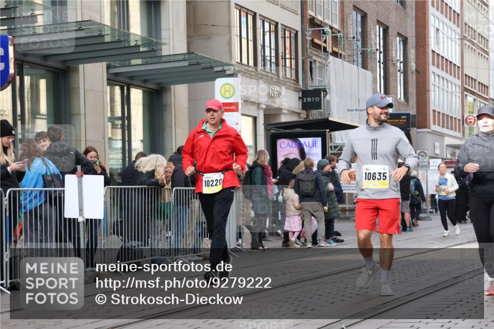 05.10.2025 - 20. swb-Marathon Bremen Strokosch-Dieckow http://msf.ph/oto/9279222 05.10.2025 11:15:39 Ziel 7109, 8476, 9640, 9679, 10220, 10355, 10635, 10831, 10846, 11331, 11375, 7109, 8476, 9640, 9679, 10220, 10355, 10635, 10831, 10846, 11331, 11375 meine-sportfotos.de