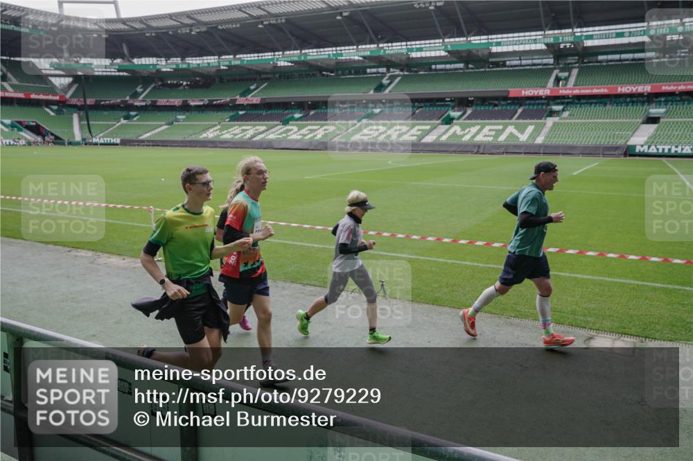 05.10.2025 - 20. swb-Marathon Bremen Michael Burmester http://msf.ph/oto/9279229 05.10.2025 13:00:37 Laufen im Stadion 47, 52, 72, 271, 283, 491, 498, 575, 627, 694, 860, 1017, 1116, 1182, 1423, 1471, 1606, 1806, 1968, 2007, 2446, 2504, 2518, 2668, 2706, 2745, 2806, 2822, 2915, 3040, 3104, 3160, 3177, 3230, 3237, 3293, 3360, 3549, 3604, 3605, 3979, 4034, 4035, 4046, 4181, 4202, 4216, 4502, 4592, 4661, 4788, 4824, 4879, 5011, 5183, 5272, 5329, 5610, 5627, 5663, 5836, 5841, 6027, 6057, 6126, 6208, 6389, 6440, 6523, 6636, 6674, 6704, 6762, 6881, 7537, 7598 meine-sportfotos.de