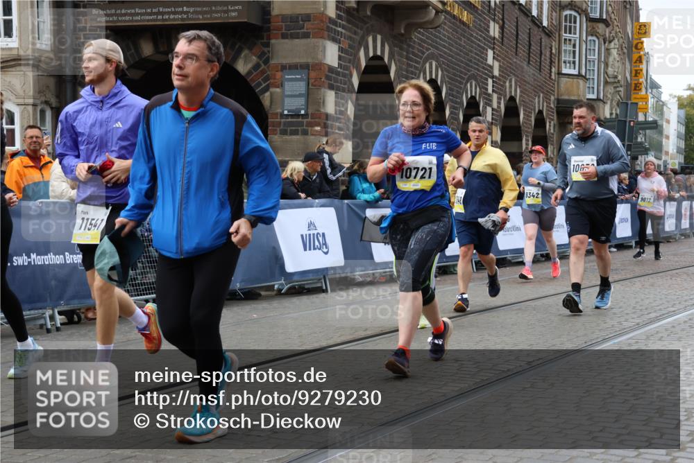 05.10.2025 - 20. swb-Marathon Bremen Strokosch-Dieckow http://msf.ph/oto/9279230 05.10.2025 11:13:58 Ziel 7014, 9012, 9342, 9631, 9667, 10000, 10036, 10512, 10721, 11541, 11548 meine-sportfotos.de