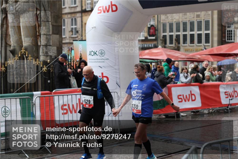 05.10.2025 - 20. swb-Marathon Bremen Yannick Fuchs http://msf.ph/oto/9279247 05.10.2025 15:00:28 Ziel 629, 630 meine-sportfotos.de