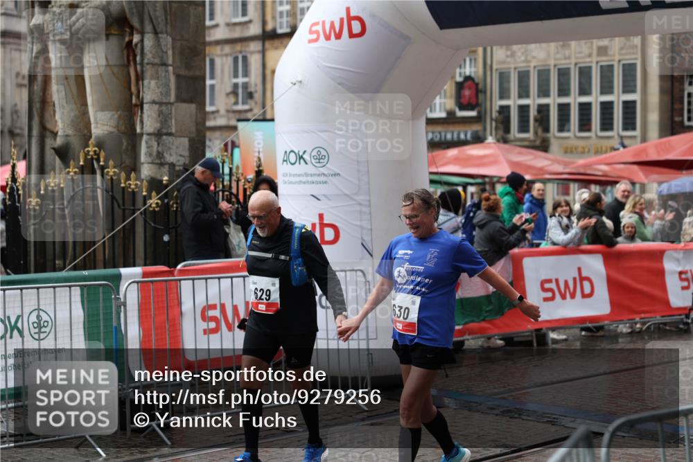05.10.2025 - 20. swb-Marathon Bremen Yannick Fuchs http://msf.ph/oto/9279256 05.10.2025 15:00:29 Ziel 629, 630 meine-sportfotos.de