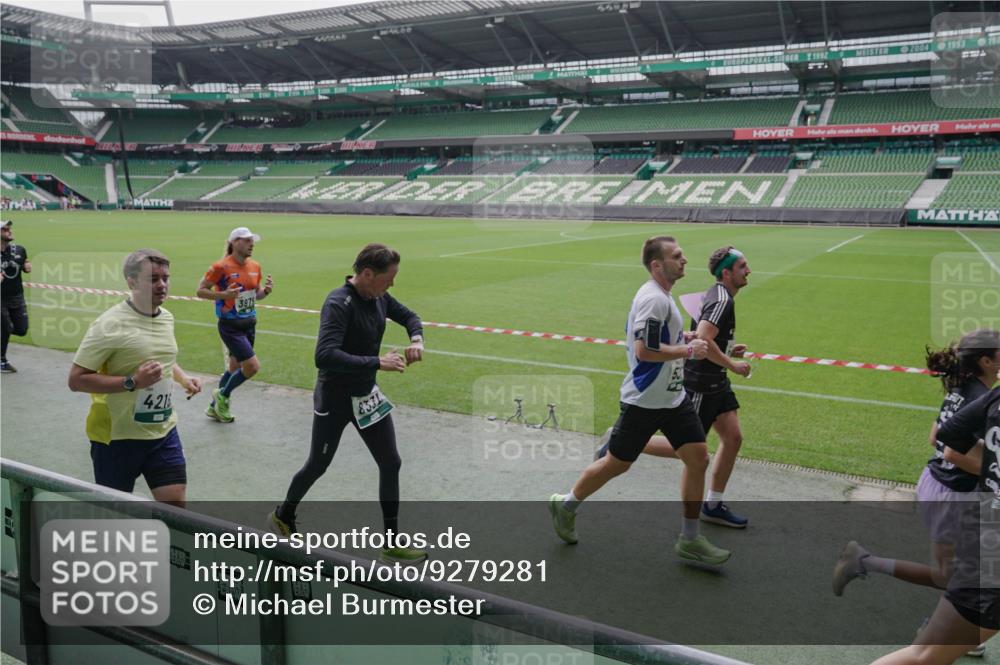 05.10.2025 - 20. swb-Marathon Bremen Michael Burmester http://msf.ph/oto/9279281 05.10.2025 13:00:44 Laufen im Stadion 47, 52, 72, 156, 271, 283, 491, 498, 575, 627, 694, 1017, 1116, 1182, 1273, 1423, 1471, 1606, 1806, 1968, 1973, 1998, 2007, 2196, 2369, 2446, 2504, 2518, 2661, 2668, 2706, 2745, 2806, 2822, 2915, 3040, 3160, 3177, 3237, 3293, 3360, 3549, 3604, 3605, 3979, 4034, 4035, 4046, 4202, 4216, 4263, 4502, 4592, 4661, 4788, 4879, 5011, 5183, 5272, 5329, 5610, 5627, 5663, 5836, 5841, 6027, 6057, 6208, 6389, 6440, 6523, 6636, 6704, 6762, 6881, 7537 meine-sportfotos.de