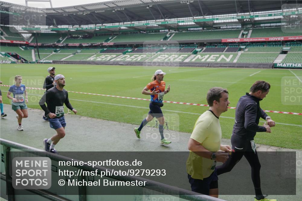 05.10.2025 - 20. swb-Marathon Bremen Michael Burmester http://msf.ph/oto/9279293 05.10.2025 13:00:45 Laufen im Stadion 47, 52, 72, 156, 271, 283, 491, 498, 575, 627, 694, 1017, 1116, 1182, 1273, 1423, 1471, 1606, 1806, 1968, 1973, 1998, 2007, 2196, 2330, 2369, 2446, 2504, 2518, 2661, 2668, 2706, 2745, 2806, 2822, 2915, 3040, 3160, 3177, 3237, 3293, 3360, 3549, 3604, 3605, 3979, 4034, 4035, 4046, 4202, 4216, 4263, 4502, 4592, 4661, 4788, 4879, 5011, 5121, 5183, 5272, 5329, 5610, 5627, 5663, 5836, 5841, 6027, 6057, 6208, 6389, 6440, 6523, 6636, 6704, 6762 meine-sportfotos.de