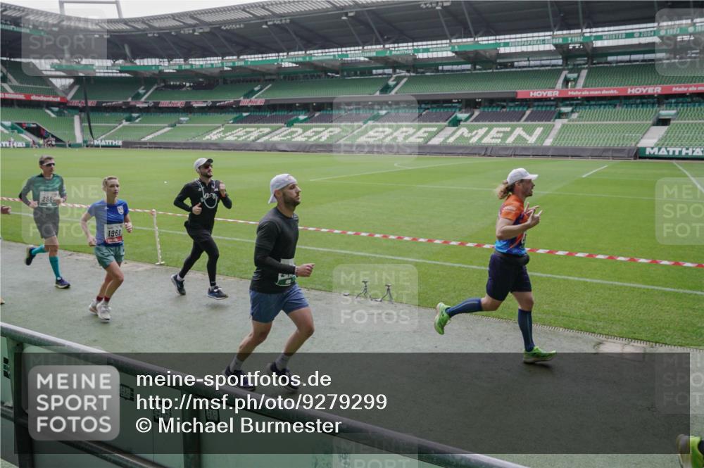05.10.2025 - 20. swb-Marathon Bremen Michael Burmester http://msf.ph/oto/9279299 05.10.2025 13:00:45 Laufen im Stadion 47, 52, 72, 156, 271, 283, 491, 498, 575, 627, 694, 1017, 1116, 1182, 1273, 1423, 1471, 1606, 1806, 1968, 1973, 1998, 2007, 2196, 2330, 2369, 2446, 2504, 2518, 2661, 2668, 2706, 2745, 2806, 2822, 2915, 3040, 3160, 3177, 3237, 3293, 3360, 3549, 3604, 3605, 3979, 4034, 4035, 4046, 4202, 4216, 4263, 4502, 4592, 4661, 4788, 4879, 5011, 5121, 5183, 5272, 5329, 5610, 5627, 5663, 5836, 5841, 6027, 6057, 6208, 6389, 6440, 6523, 6636, 6704, 6762 meine-sportfotos.de