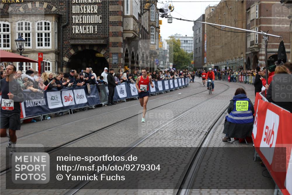 05.10.2025 - 20. swb-Marathon Bremen Yannick Fuchs http://msf.ph/oto/9279304 05.10.2025 12:42:39 Ziel 18, 1117 meine-sportfotos.de