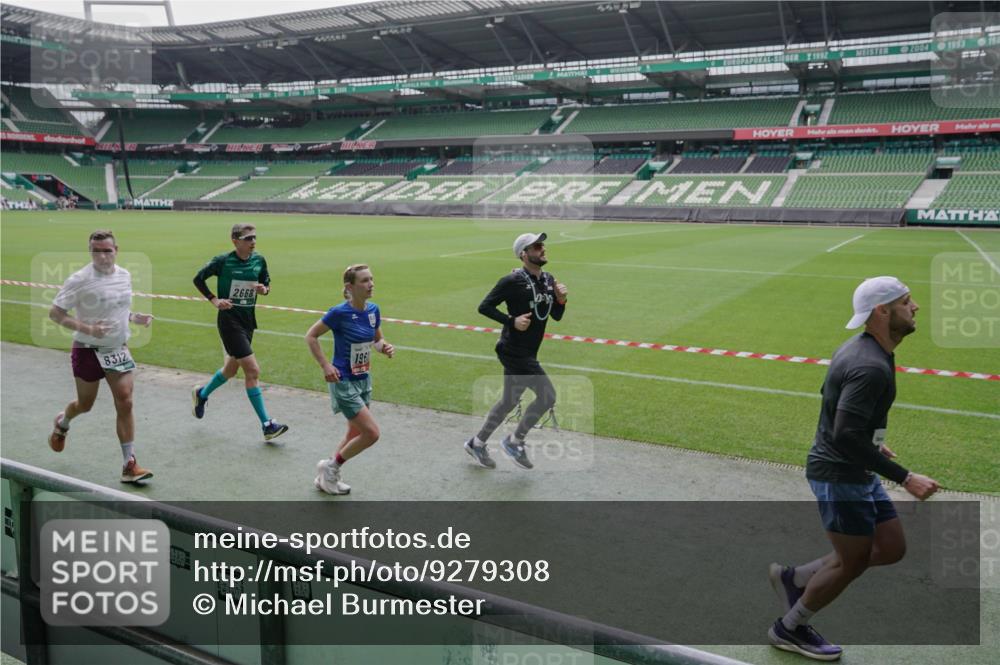 05.10.2025 - 20. swb-Marathon Bremen Michael Burmester http://msf.ph/oto/9279308 05.10.2025 13:00:46 Laufen im Stadion 47, 52, 72, 156, 271, 283, 491, 498, 575, 627, 694, 1017, 1116, 1182, 1273, 1423, 1471, 1606, 1806, 1968, 1973, 1998, 2007, 2196, 2330, 2369, 2446, 2504, 2518, 2661, 2668, 2706, 2745, 2806, 2822, 2915, 3040, 3160, 3177, 3209, 3237, 3293, 3360, 3549, 3604, 3605, 3979, 4034, 4035, 4046, 4202, 4216, 4263, 4502, 4592, 4661, 4788, 4879, 5011, 5121, 5183, 5272, 5329, 5414, 5610, 5627, 5663, 5727, 5836, 5841, 6027, 6057, 6208, 6389, 6440, 6523, 6636, 6704, 6762 meine-sportfotos.de