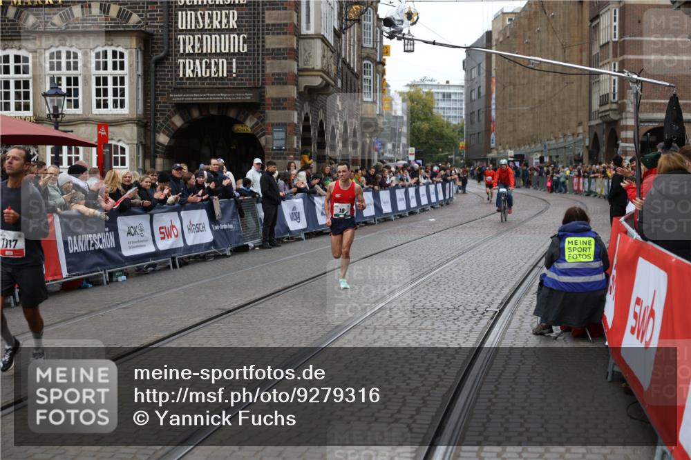 05.10.2025 - 20. swb-Marathon Bremen Yannick Fuchs http://msf.ph/oto/9279316 05.10.2025 12:42:39 Ziel 18, 1117 meine-sportfotos.de