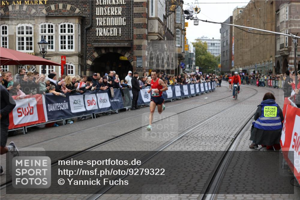 05.10.2025 - 20. swb-Marathon Bremen Yannick Fuchs http://msf.ph/oto/9279322 05.10.2025 12:42:39 Ziel 18, 1117 meine-sportfotos.de
