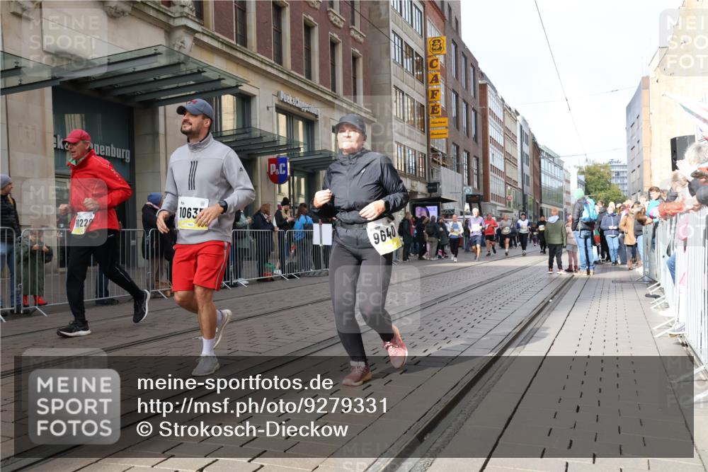 05.10.2025 - 20. swb-Marathon Bremen Strokosch-Dieckow http://msf.ph/oto/9279331 05.10.2025 11:15:42 Ziel 7109, 8476, 9640, 9679, 10220, 10339, 10340, 10355, 10564, 10635, 10831, 10846, 11331, 11375, 11378, 7109, 8476, 9640, 9679, 10220, 10339, 10340, 10355, 10564, 10635, 10831, 10846, 11331, 11375, 11378 meine-sportfotos.de