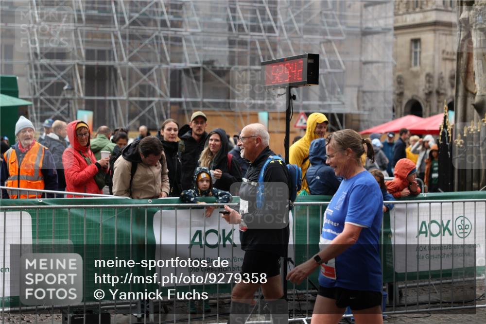 05.10.2025 - 20. swb-Marathon Bremen Yannick Fuchs http://msf.ph/oto/9279358 05.10.2025 15:00:31 Ziel 629, 630 meine-sportfotos.de