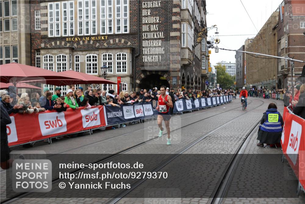 05.10.2025 - 20. swb-Marathon Bremen Yannick Fuchs http://msf.ph/oto/9279370 05.10.2025 12:42:40 Ziel 18, 1117 meine-sportfotos.de
