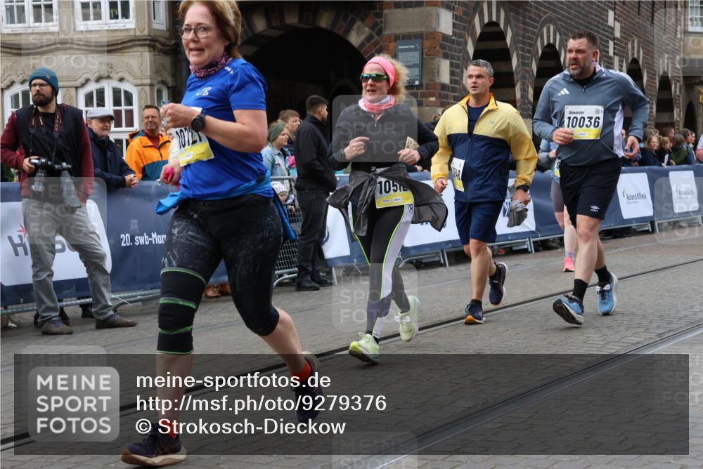 05.10.2025 - 20. swb-Marathon Bremen Strokosch-Dieckow http://msf.ph/oto/9279376 05.10.2025 11:13:59 Ziel 9012, 9342, 9631, 9667, 10000, 10036, 10512, 10721, 11541, 11548 meine-sportfotos.de