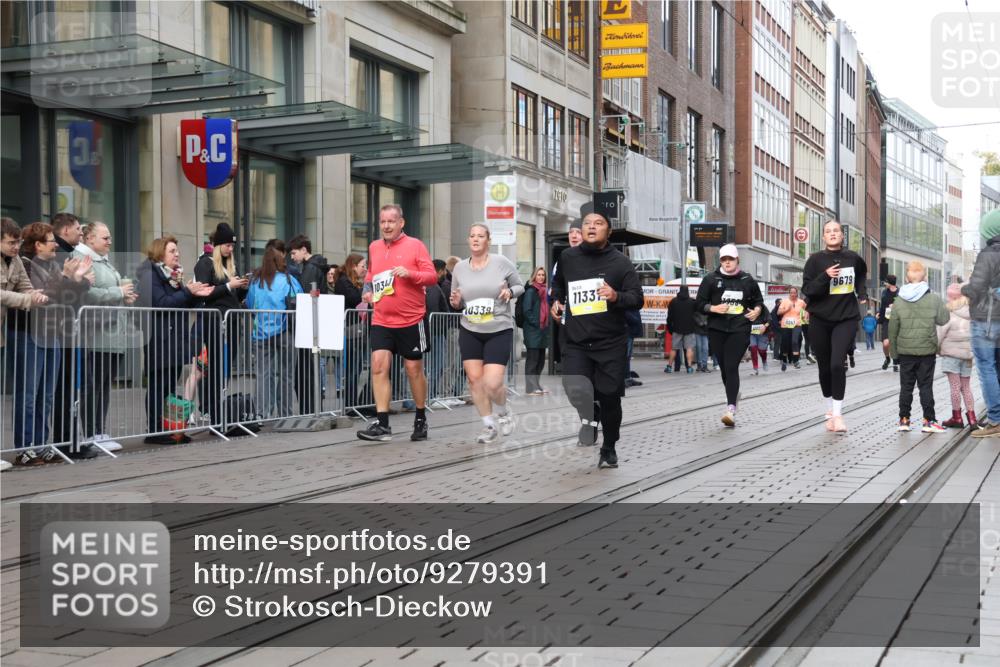 05.10.2025 - 20. swb-Marathon Bremen Strokosch-Dieckow http://msf.ph/oto/9279391 05.10.2025 11:15:49 Ziel 7109, 7110, 8476, 9640, 9679, 10220, 10339, 10340, 10355, 10564, 10635, 10831, 10846, 11247, 11331, 11375, 11378, 7109, 7110, 8476, 9640, 9679, 10220, 10339, 10340, 10355, 10564, 10635, 10831, 10846, 11247, 11331, 11375, 11378 meine-sportfotos.de
