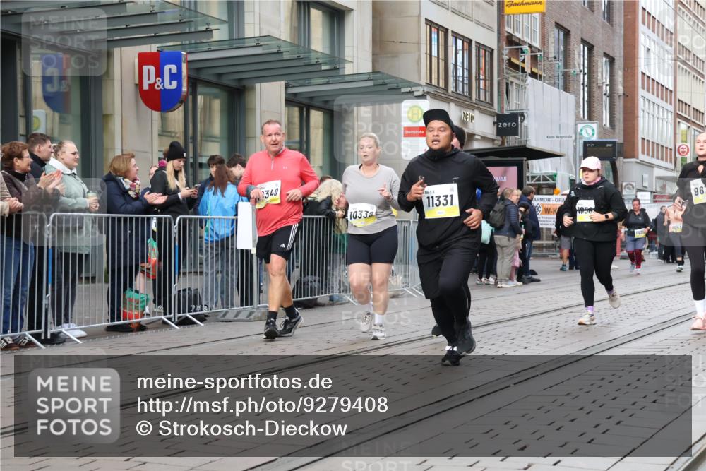 05.10.2025 - 20. swb-Marathon Bremen Strokosch-Dieckow http://msf.ph/oto/9279408 05.10.2025 11:15:49 Ziel 7109, 7110, 8476, 9640, 9679, 10220, 10339, 10340, 10355, 10564, 10635, 10831, 10846, 11247, 11331, 11375, 11378, 7109, 7110, 8476, 9640, 9679, 10220, 10339, 10340, 10355, 10564, 10635, 10831, 10846, 11247, 11331, 11375, 11378 meine-sportfotos.de